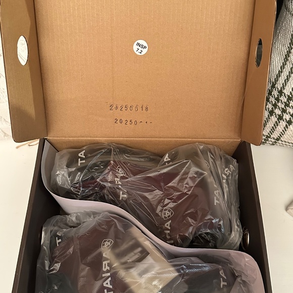 NWT Women's Ariat Terrain Boots: Size 7.5 - Picture 4 of 12